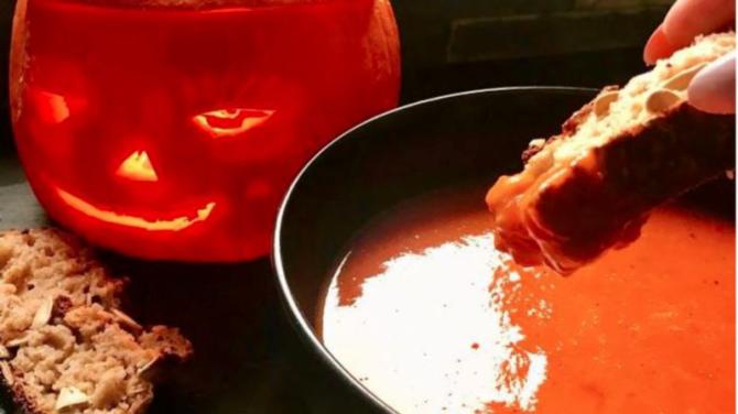 Pumpkin, red pepper and lentil soup with pumpkin seed porridge bread