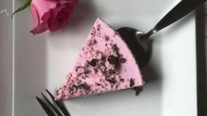 Raspberry ruffle cheesecake